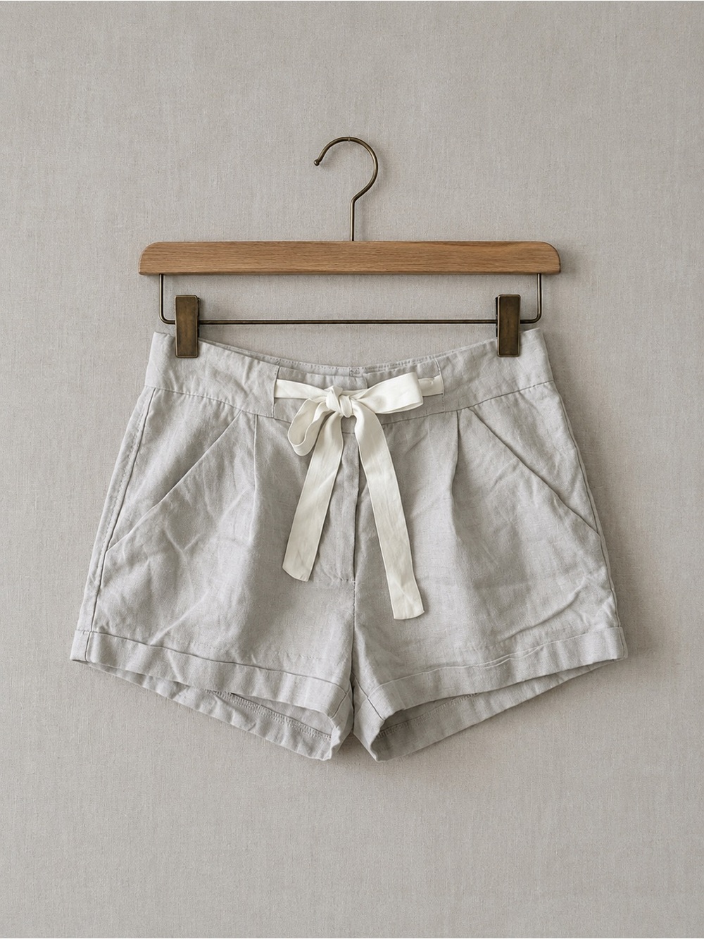 Aritzia Wilfred Light Gray High Linen-Blend Shorts with White Tie